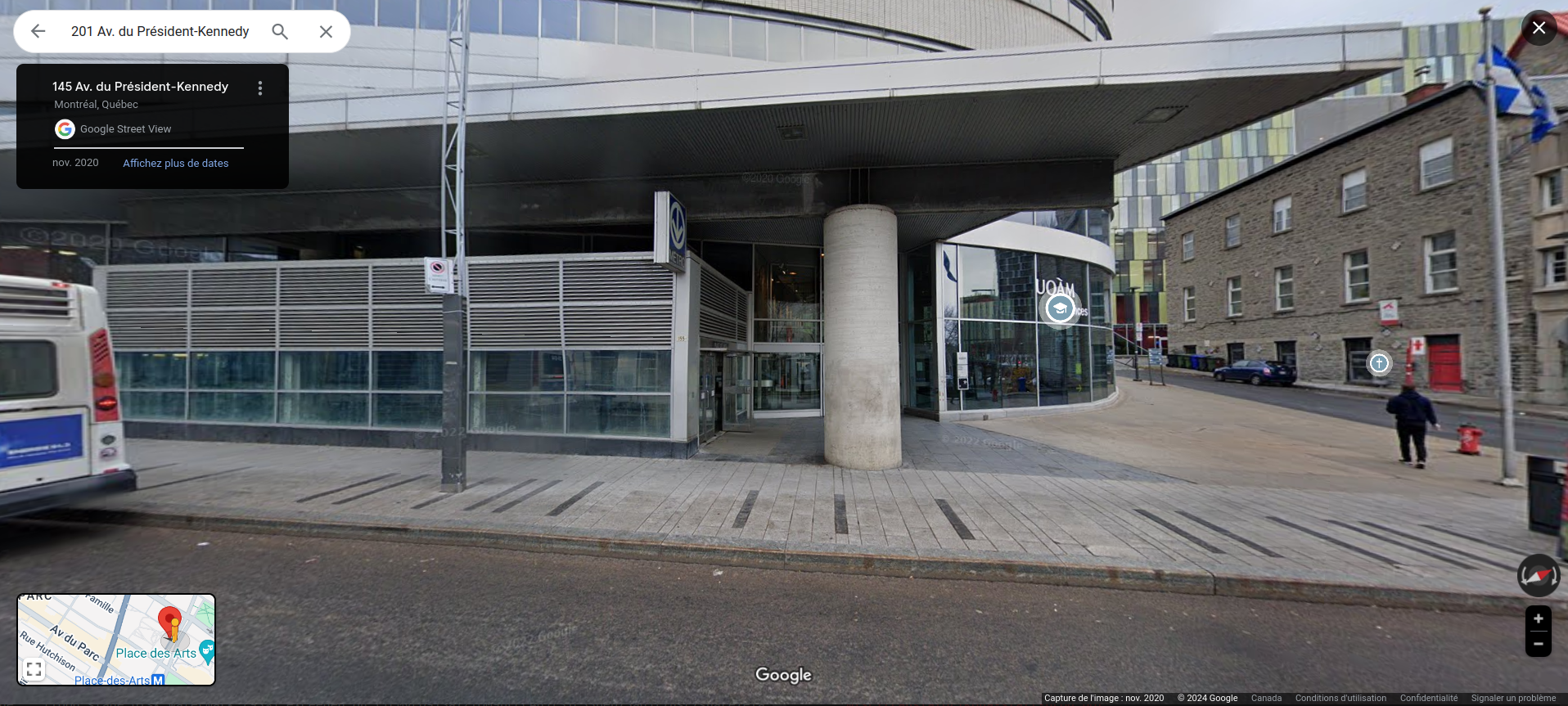 Google Street View du 201, Avenue du Président-Kennedy Ave. L&apos;édifice est en verre et béton adjacent à une station de métro.